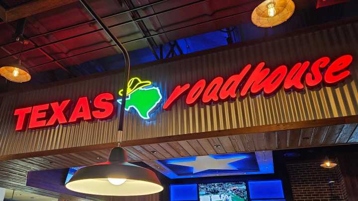 The Best Time To Dine At Texas Roadhouse To Beat The Crowds