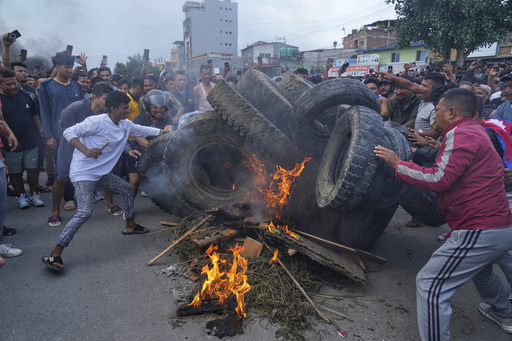 Incendian casas de líderes políticos en Nepal entre protestas por el bloqueo a redes sociales