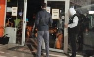 Provocó daños en un local comercial y se llevó herramientas de su interior