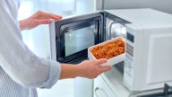 ¿Por qué explotan algunos alimentos en el microondas?