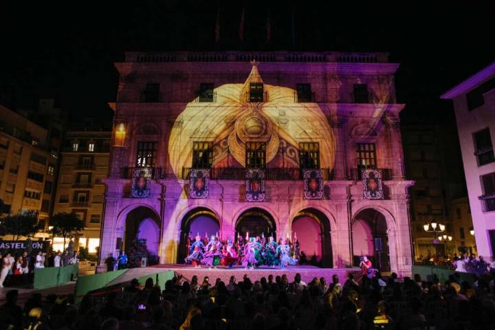 La llum i la pirotècnia il·luminen el cel de Castelló per celebrar el 774 Aniversari de la ciutat