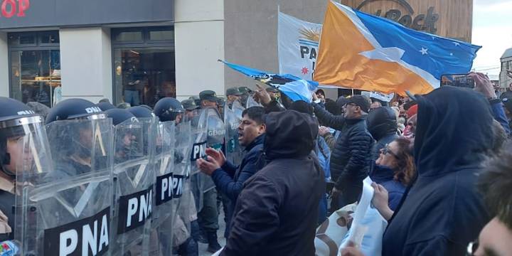 Milei debió suspender el acto de campaña en Ushuaia por protestas y retornó a Buenos Aires
