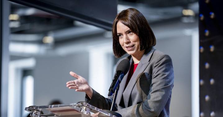 Morant menosprecia el valenciano y defiende como «lo correcto» la doble denominación con el catalán