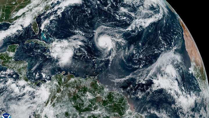 EEUU avisa de que Humberto ha subido a huracán de categoría 4 alcanzando vientos de hasta 230 kilómetros por hora