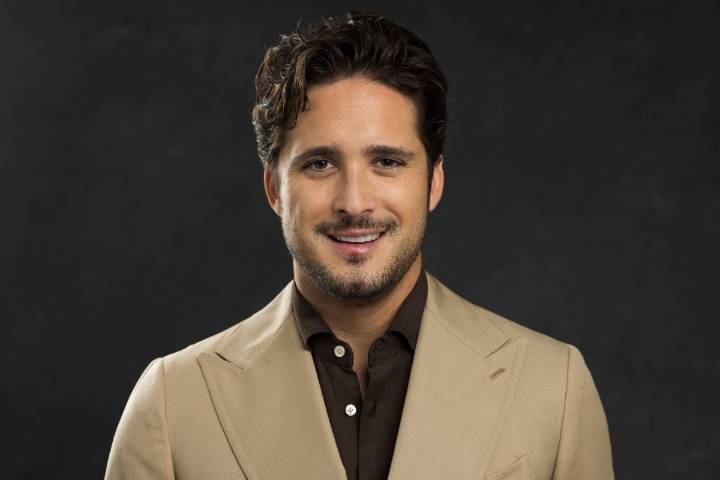 Diego Boneta sorprende con su parecido a Fidel Castro en un adelanto de ‘Killing Castro’