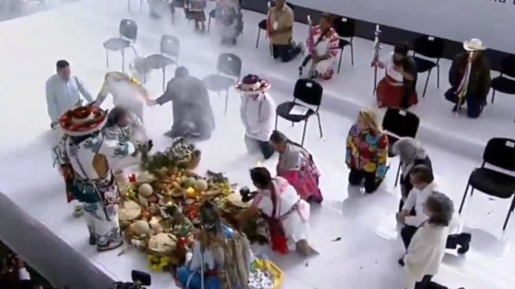 De rodillas nuevos ministros de la Corte piden “guía” a ¡Quetzalcoatl!