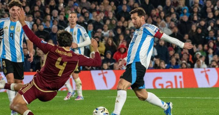 Messi y dos golazos para el recuerdo en su gran noche: 3-0 ante Venezuela y fiesta completa
