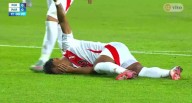Terminó sangrando: Tapia chocó con Garcés y tuvo que ser atendido en Perú vs. Paraguay