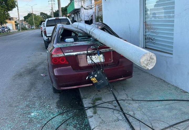 Cae poste sobre un auto estacionado tras ser derribado por tráiler en Cancún