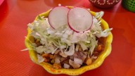 Pozole el platillo por excelencia de la Noche Mexicana; esto cuestan los ingredientes