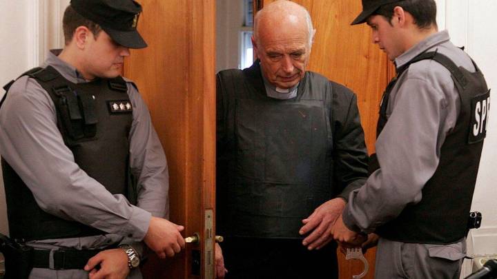 Podrían darle salidas transitorias al capellán de la dictadura Von Wernich