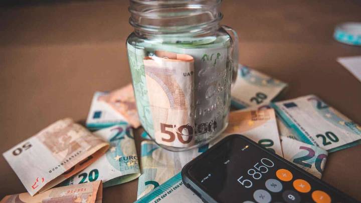 ¿Cuánto dinero en efectivo puedes tener en casa sin problemas con Hacienda? Esto dice la ley