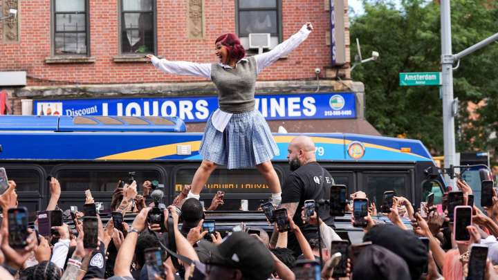 “Conduce Seguro y Mantenlo Lindo”: Cardi B, la Nueva Voz del Metro de Nueva York