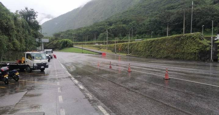 Nuevo deslizamiento afecta la vía al Llano: avanzan labores de remoción