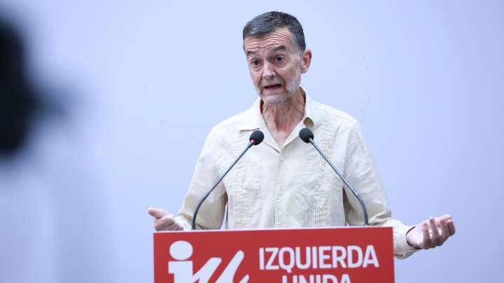 La ilógica de Sumar: "La portavoz que le tiene cogida la medida a Juanma Moreno" tira la toalla