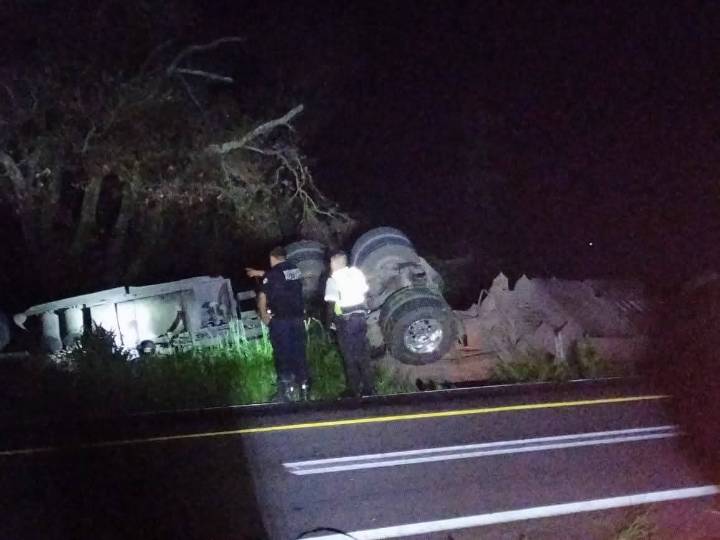 Vuelca tráiler en la carretera federal 15 Tepic
