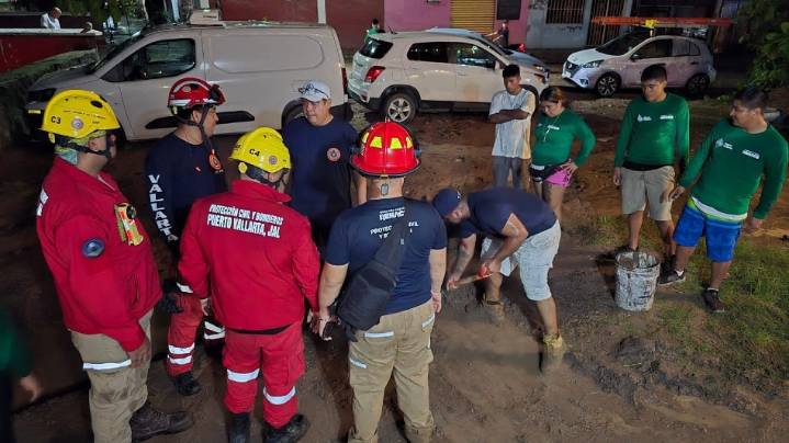 Lluvias desatan caos en Puerto Vallarta: personas desaparecidas, casas inundadas y autos arrastrados por la corriente
