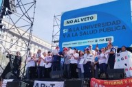 Trabajadores del Hospital Garrahan se sumaron a la manifestación frente al Congreso de la Nación