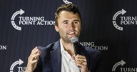 El comentarista estadounidense Charlie Kirk recibe un disparo durante un evento en una universidad en Utah