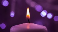 Por qué hay que prender una vela violeta los jueves según la creencia popular