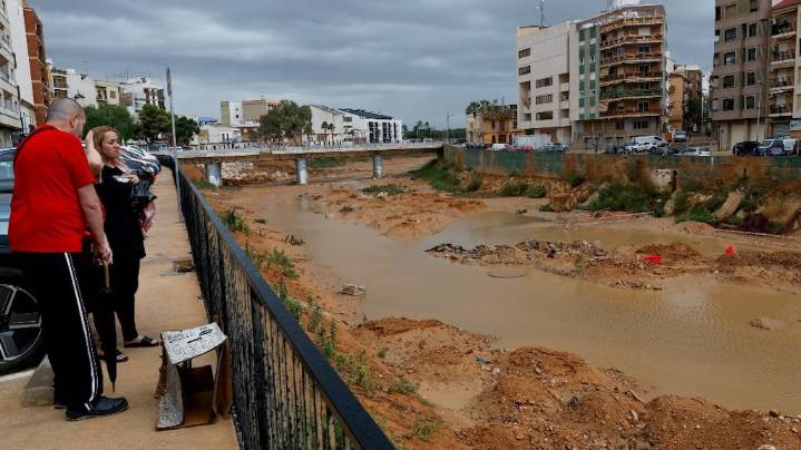 Alerta roja: fuertes lluvias en Valencia obligan a suspender las clases y causan demoras en el transporte
