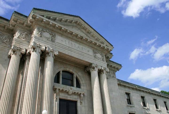 Nueva directora bibliotecaria de Louisville.