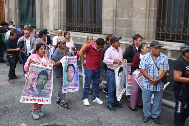 Padres de normalistas de Ayotzinapa llegan a reunión con Sheinbaum