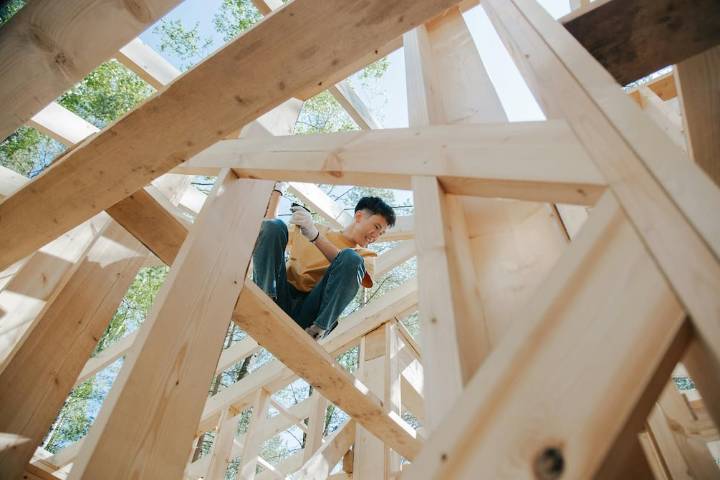 Padre intenta alejar a su hijo de los videojuegos y le pida que construya una casa: “Lo hizo todo él solo y quería ser autónomo en la construcción”