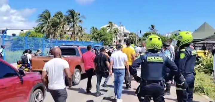 Policía Nacional y comunidad levantan bloqueo en el pescadero y gobernador con secretario de movilidad llegan a verificar levantamiento de barricadas ilegales. 