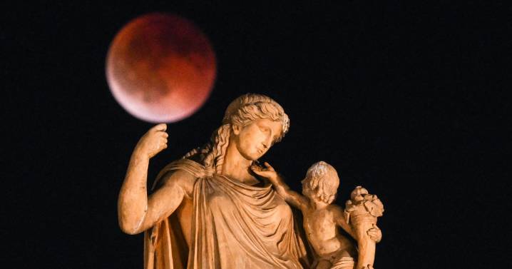 Blood moon rises during total lunar eclipse. See the photos.