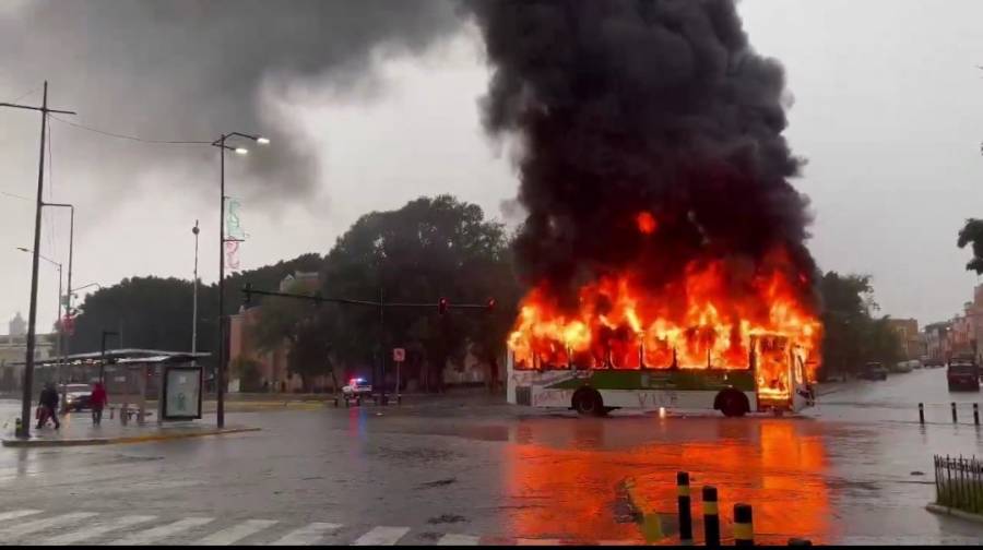 Normalistas de Teteles arman caos, incendian bus del RUTA