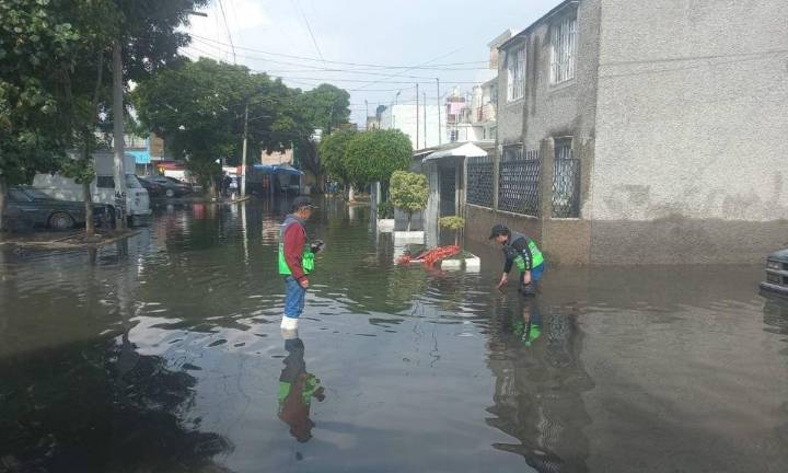 Inundaciones golpean colonias de Iztapalapa: daños en viviendas y fábricas