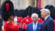 Rey Carlos III saca su pompa y sus mejores galas para encandilar a Trump en su segunda visita a Reino Unido, mientras miles se manifiestan en contra
