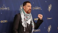 Javier Bardem denuncia “el genocidio en Gaza” al lucir una kufiya en los Emmy