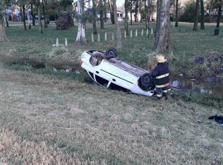 Dos jóvenes protagonizaron un violento despiste y vuelco en la Ruta 12