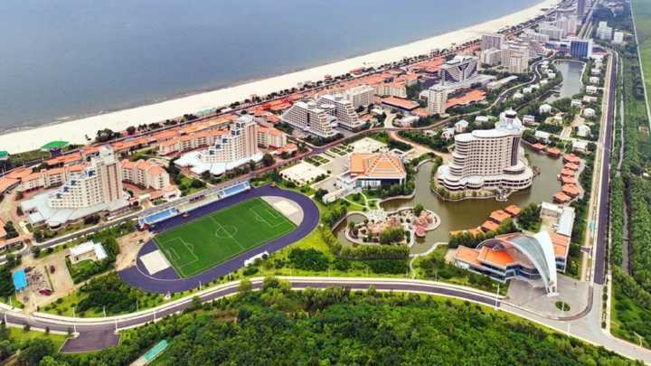 Visita un lujoso hotel en Corea del Norte y, de repente, se da cuenta de que el resort y la ciudad es calcada a Benidorm: "Una delegación..."
