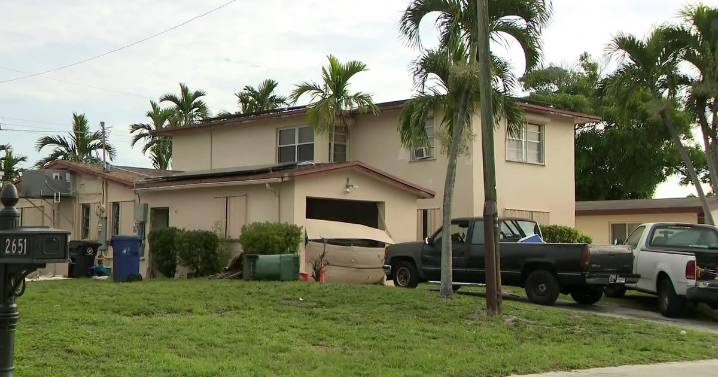 Fort Lauderdale SWAT team surrounds home during criminal investigation