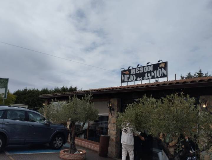 Reventaron tres puertas para robar en el restaurante de Cuatro Calzadas