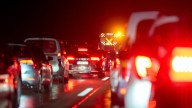 ¿Por qué hay carros que vienen con las direccionales traseras rojas? Hay una razón histórica para esto