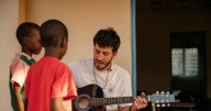 Sebastián Yatra estrena el vídeo de “Amen”: velo aquí