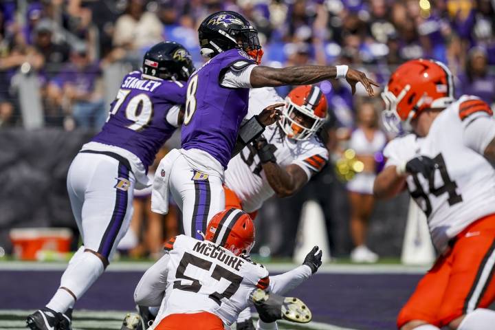 Deadspin | Lamar Jackson tosses 4 touchdowns as Ravens roll Browns