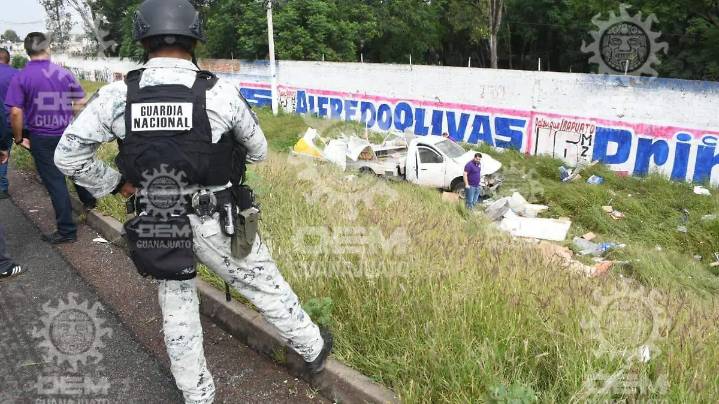 Embiste tráiler a dos camionetas en el Libramiento Sur de Irapuato