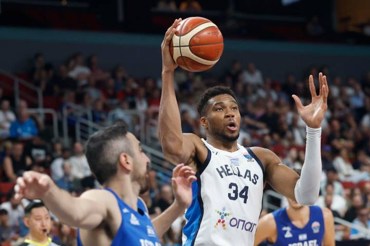84-79. Un soberbio Giannis Antetokounmpo mete a Grecia en cuartos