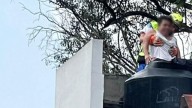 Auxilian a persona atrapada en un tinaco de agua en Coyoacán