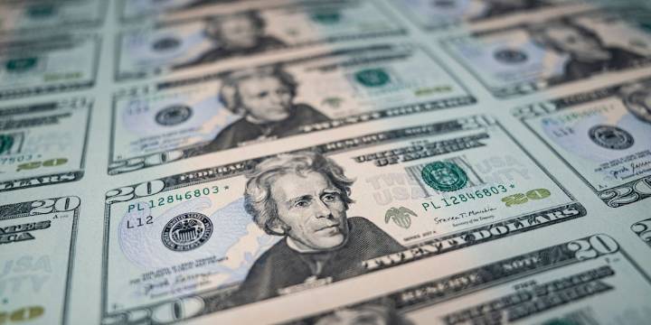 Semana financiera: tras el shock electoral, las acciones argentinas se hundieron hasta 30% y el dólar marcó precios récord