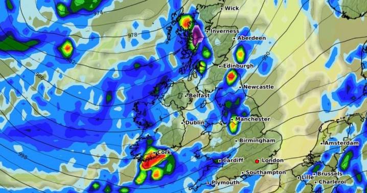 UK weather maps show shock SNOW to hit several areas in '3cm per hour' flurries