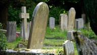 El pueblo de Francia donde está 'prohibido morirse' durante fines de semana y festivos
