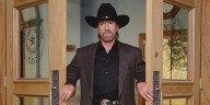 Chuck Norris escala un volcán en California a sus 85 años y dice sentirse de 48