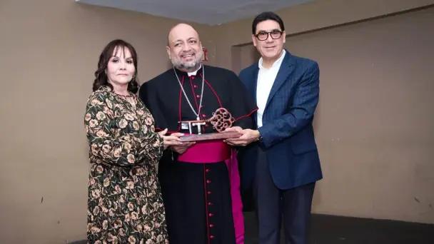 Entrega alcalde de Nogales llaves de la ciudad a nuevo obispo