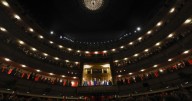 Los Reyes ceden el Palco del Teatro Real a representantes de la sociedad civil
